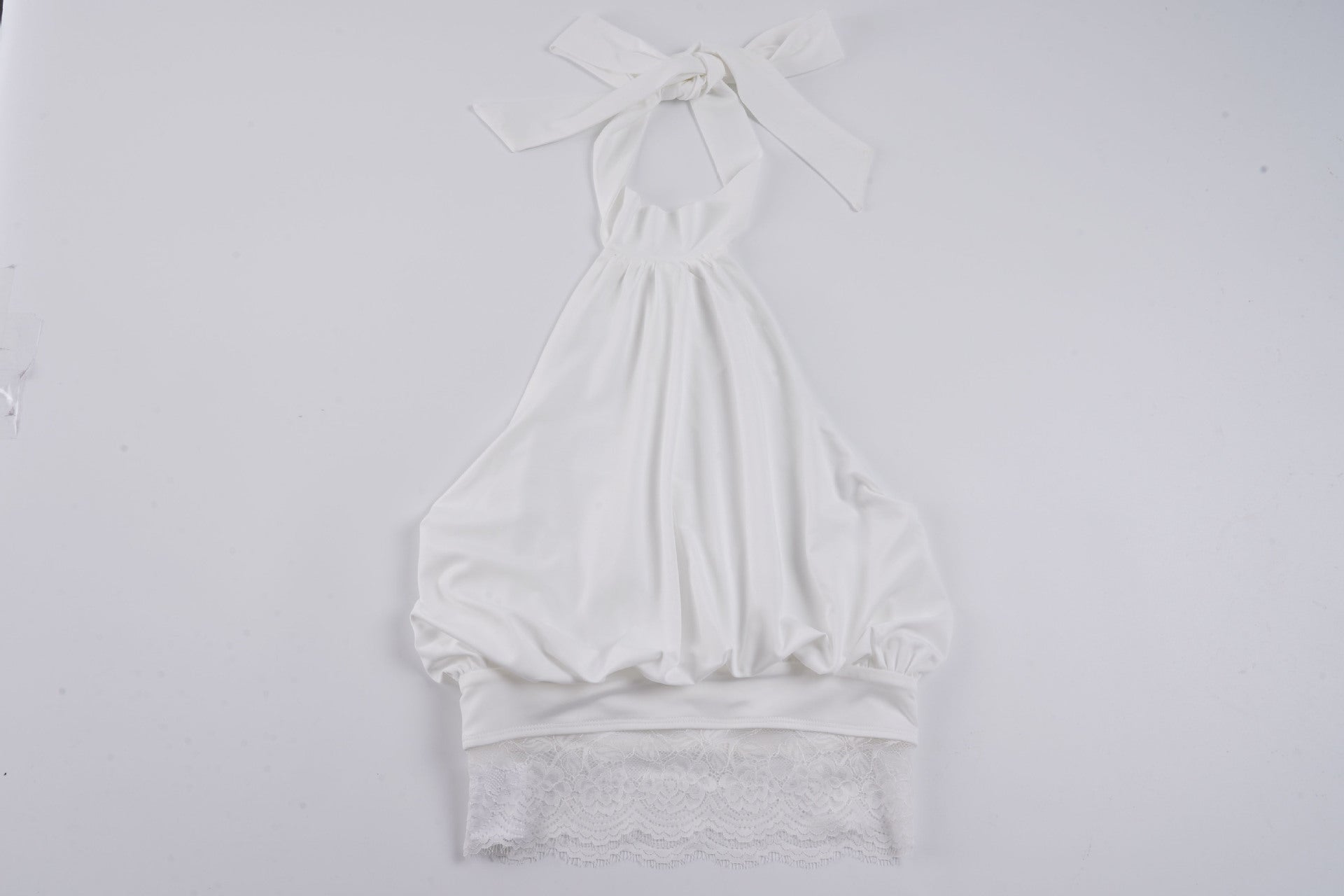 Damen Haltertop mit zarten Spitzenakzenten und eleganter Schnürung