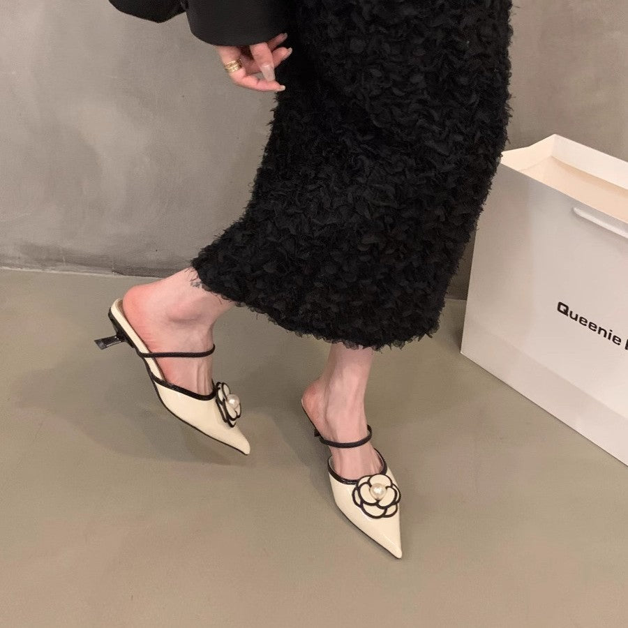 Damen spitz zulaufende Satin‑Mules mit zartem Knöchelriemen und Perlen‑Blütenapplikation Shop Nory