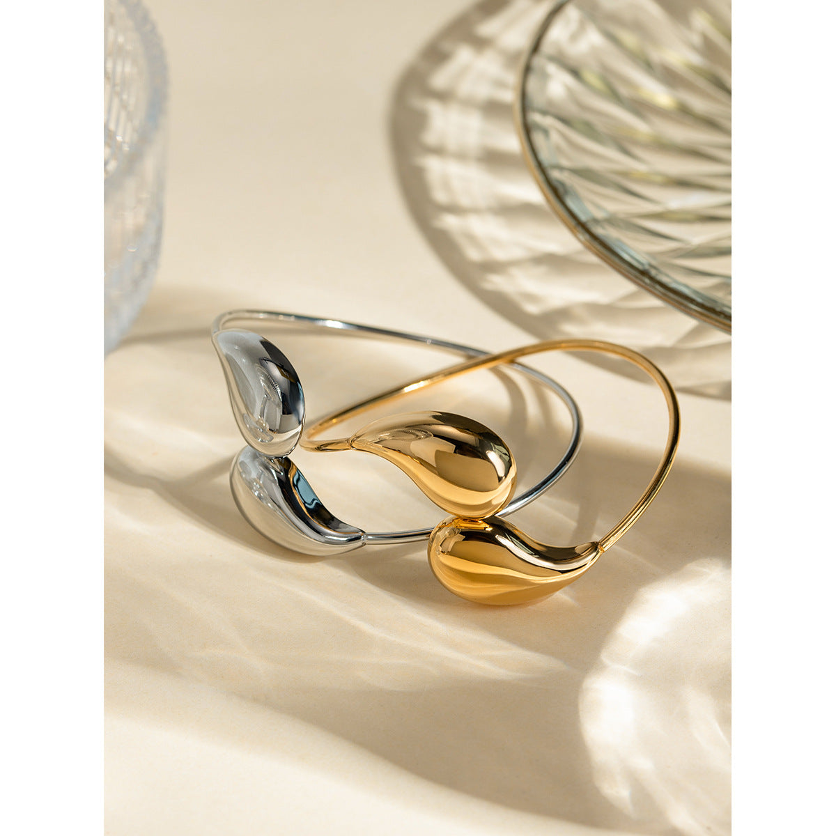 Damen Offenes Armband mit eleganten geschwungenen Designs aus hypoallergenem Edelstahl Shop Nory