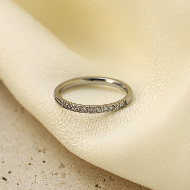 Damen zart geprägter Ring mit funkelnden Akzenten Shop Nory