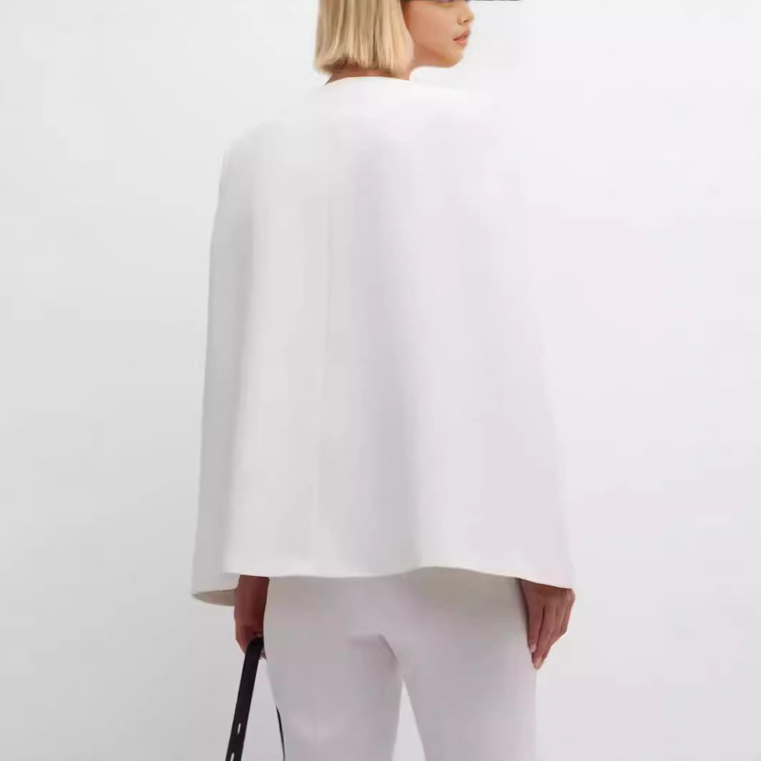 Damen Elegantes Cape‑Blazer‑Set mit offenem Ärmelschlitz und schmaler Anzughose Shop Nory