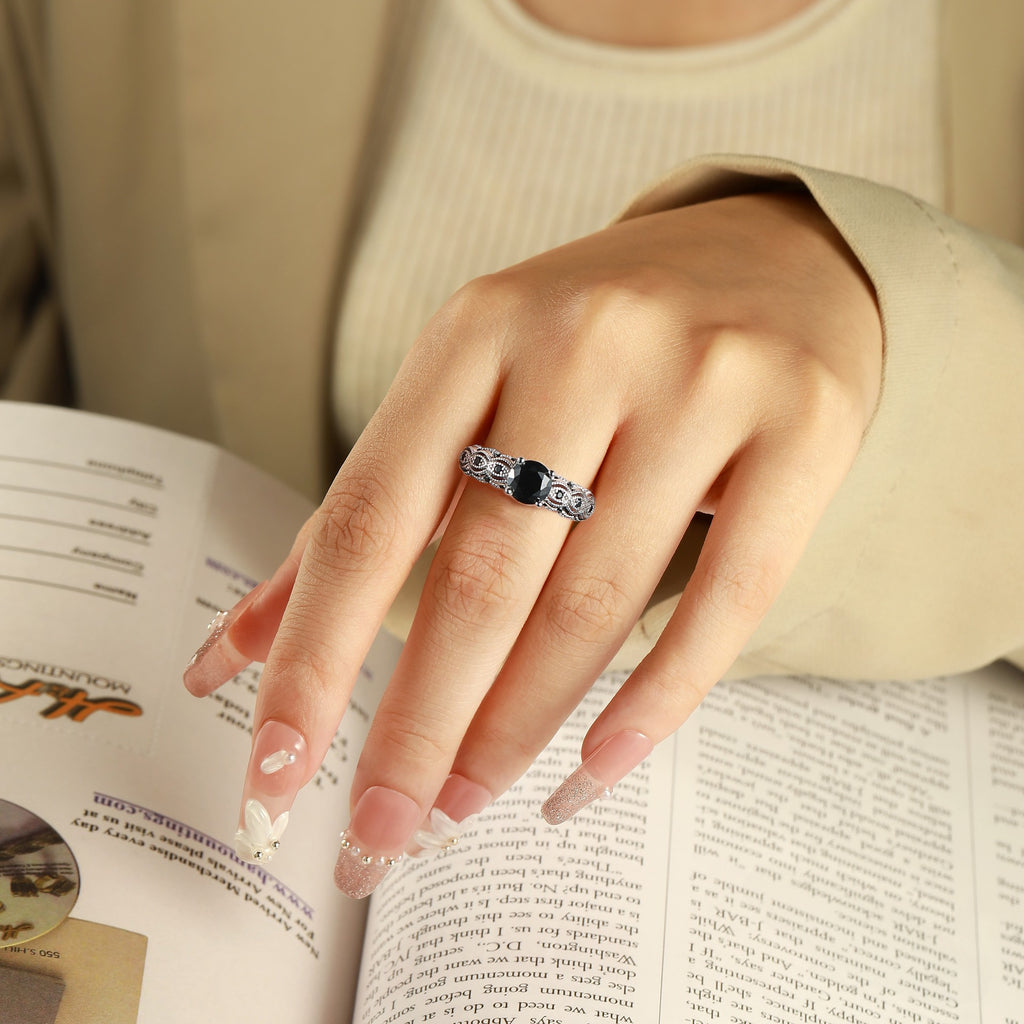 Damen eleganter Ring mit schwarz gefasstem Hauptstein und floralen Verzierungen Shop Nory