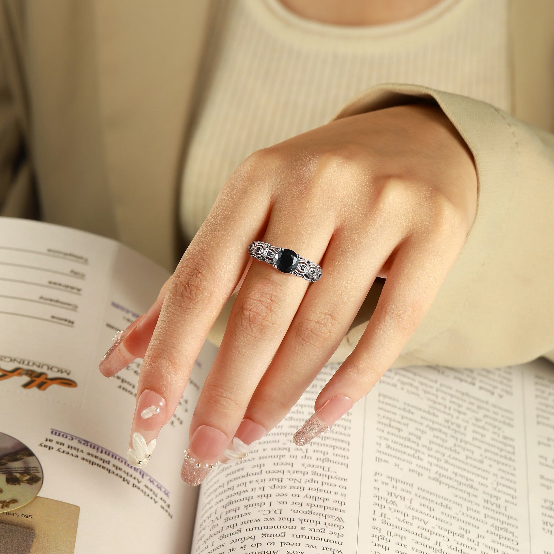 Damen eleganter Ring mit schwarz gefasstem Hauptstein und floralen Verzierungen Shop Nory