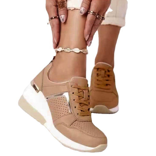 Damen Keilabsatz-Sneaker mit perforiertem Obermaterial und metallischem Akzent Shop Nory