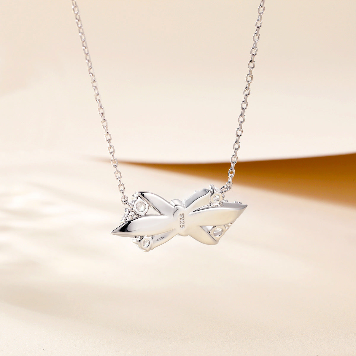 Damen Anhänger-Halskette im eleganten Schleifen-Design mit funkelnden Kristallen Shop Nory