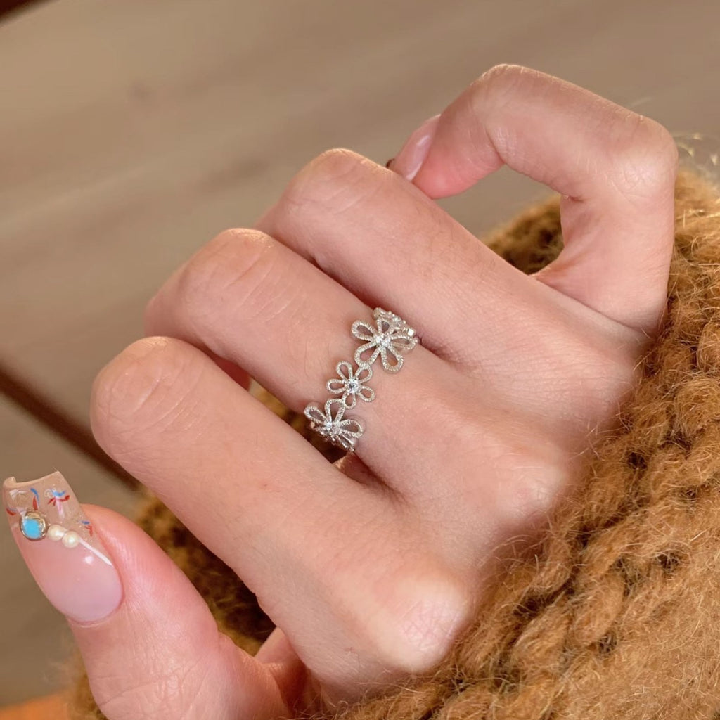 Damenring mit kunstvollem Blumenmuster und funkelnden Zirkonia Shop Nory