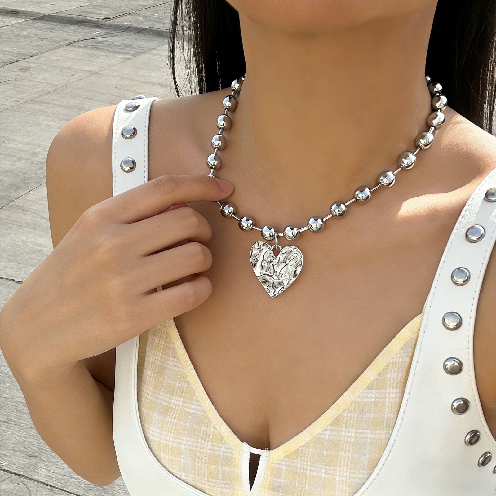Damen Halskette mit einzigartigem Herzanhänger und glänzenden Perlen Shop Nory