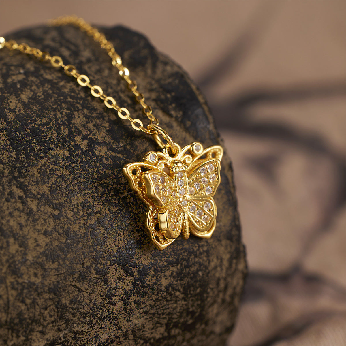 Damen Halskette mit kunstvollem Schmetterlingsanhänger aus goldfarbenem Metall und funkelnden Zirkonia Shop Nory