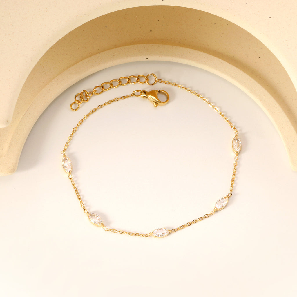 Damen Armband mit herzförmigen Kristallanhängern und verstellbarem Kettendesign Shop Nory