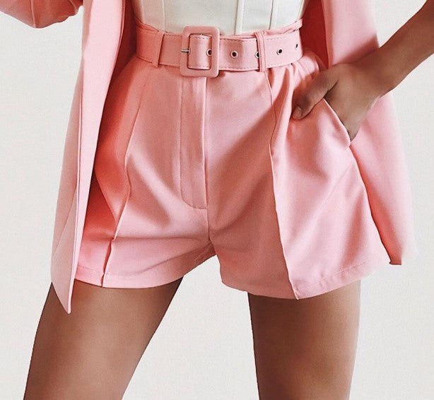 Damen Zweiteiliges maßgeschneidertes Blazer‑Set mit hochtaillierten Shorts und Gürtel Shop Nory