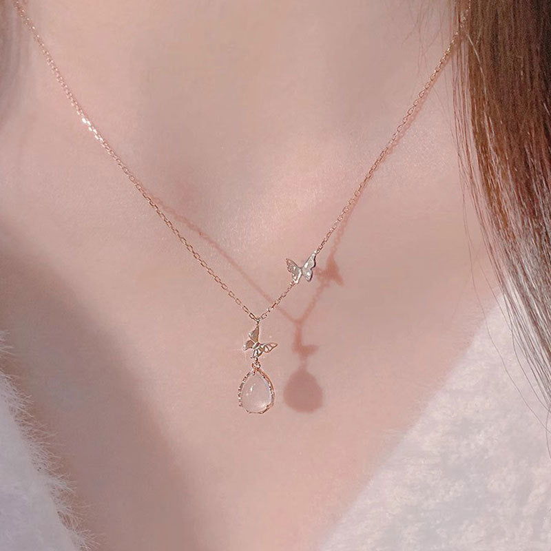 Damen Halskette mit kunstvollem Schmetterlingsdesign und Tropfenanhänger Shop Nory