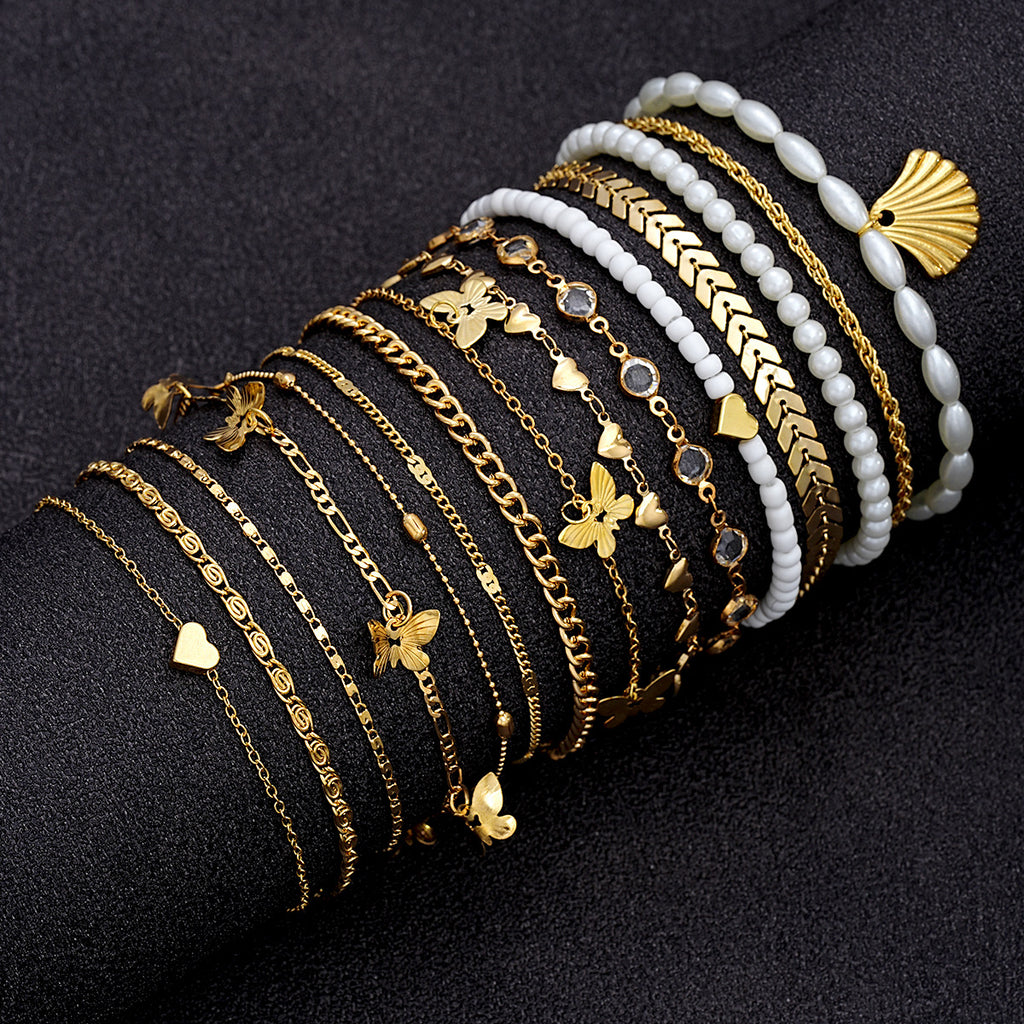 Damen Armband-Set mit filigranen goldenen Designs und charmanten Anhängern Shop Nory