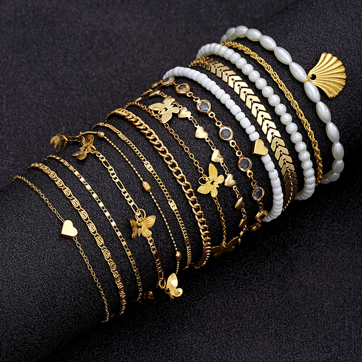 Damen Armband-Set mit filigranen goldenen Designs und charmanten Anhängern Shop Nory