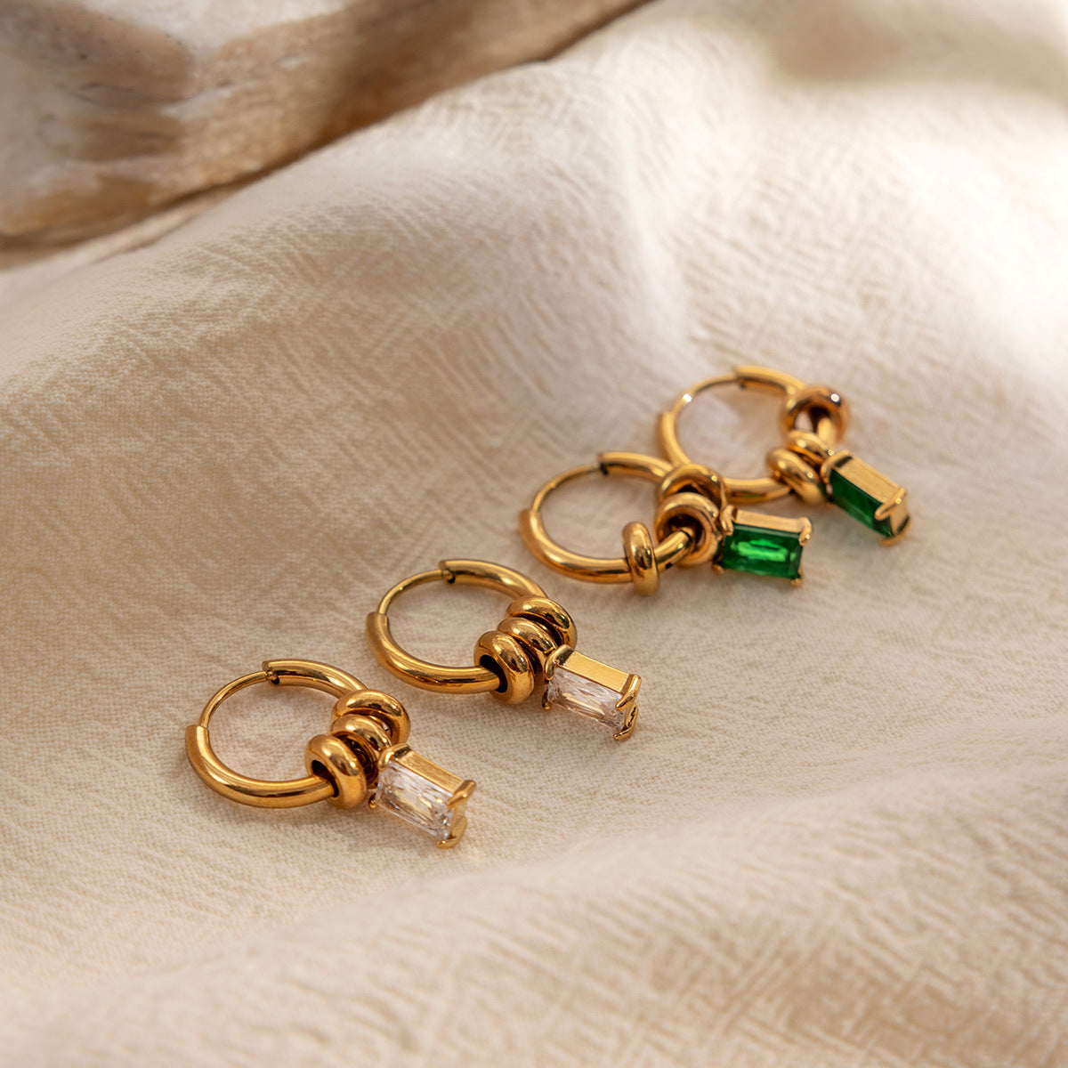 Damen Ohrhänger mit funkelndem Smaragd und moderne Gold-Hängelelemente Shop Nory