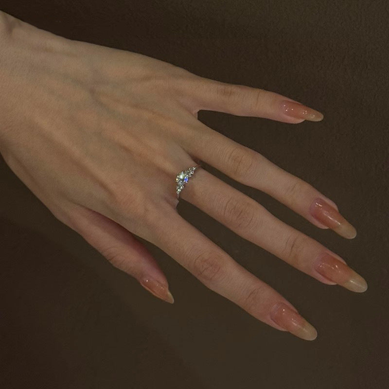 Damen eleganter Zirkonia-Verlobungsring mit funkelndem Design Shop Nory