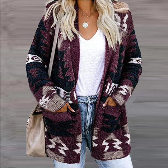 Damen Strickjacke im modernen Ethno-Design mit aufgesetzten Taschen und lässigem Schnitt