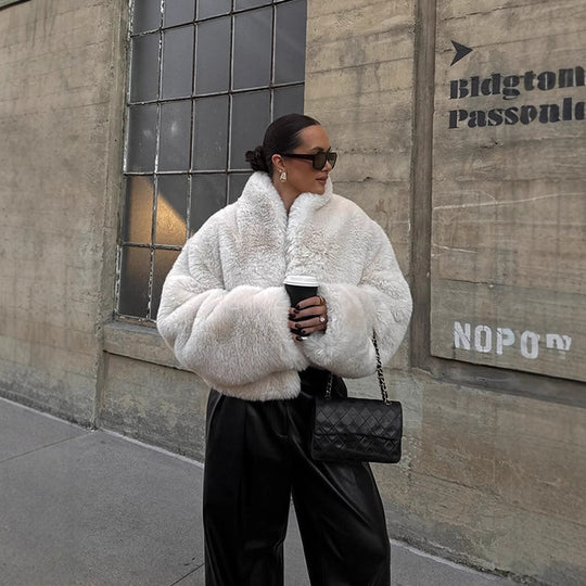 Damen Kurze kuschelige Faux‑Fur‑Bomberjacke mit voluminösem Schalkragen und kastiger Silhouette Shop Nory