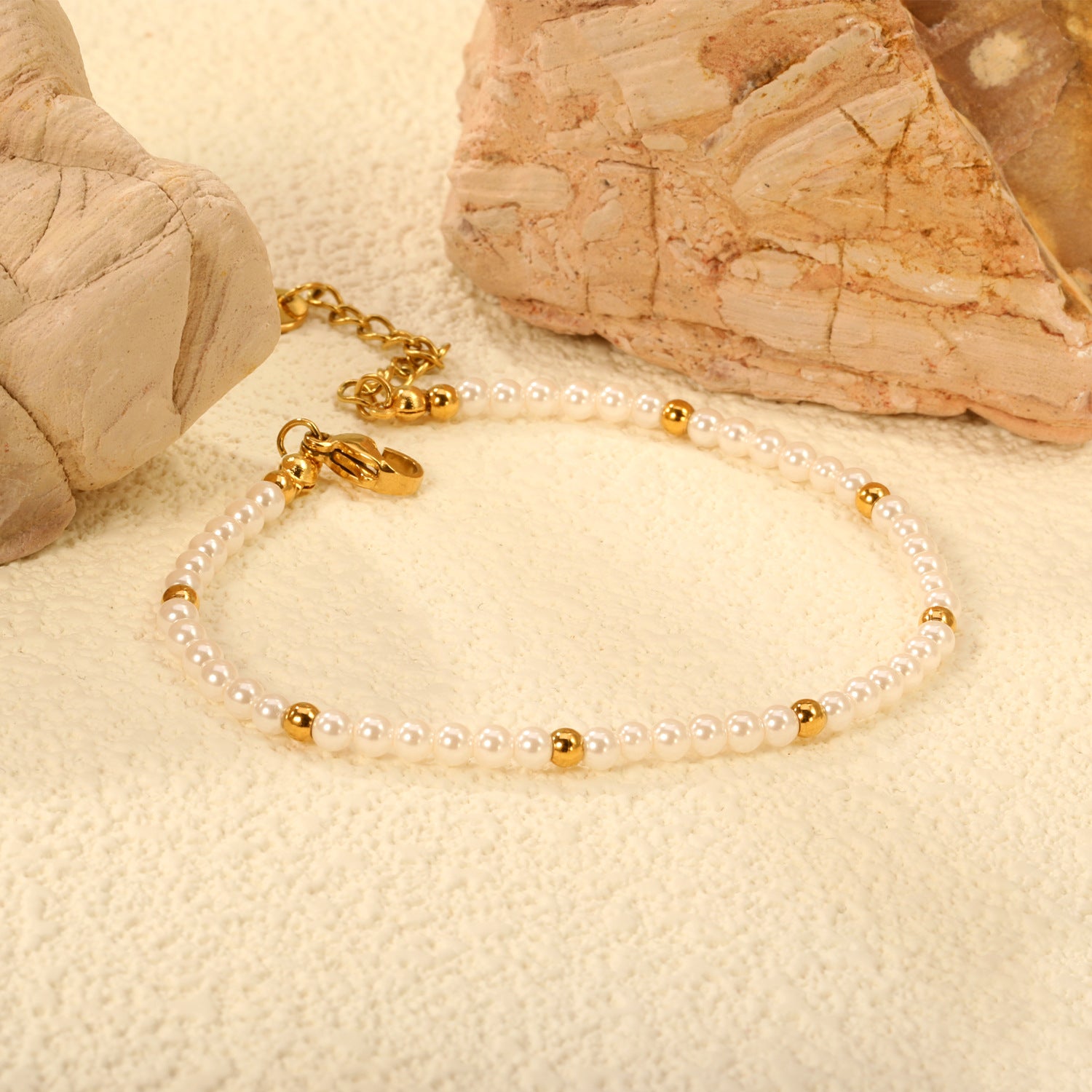 Damen zartes Armband mit Perlen- und goldplattierten Akzenten Shop Nory
