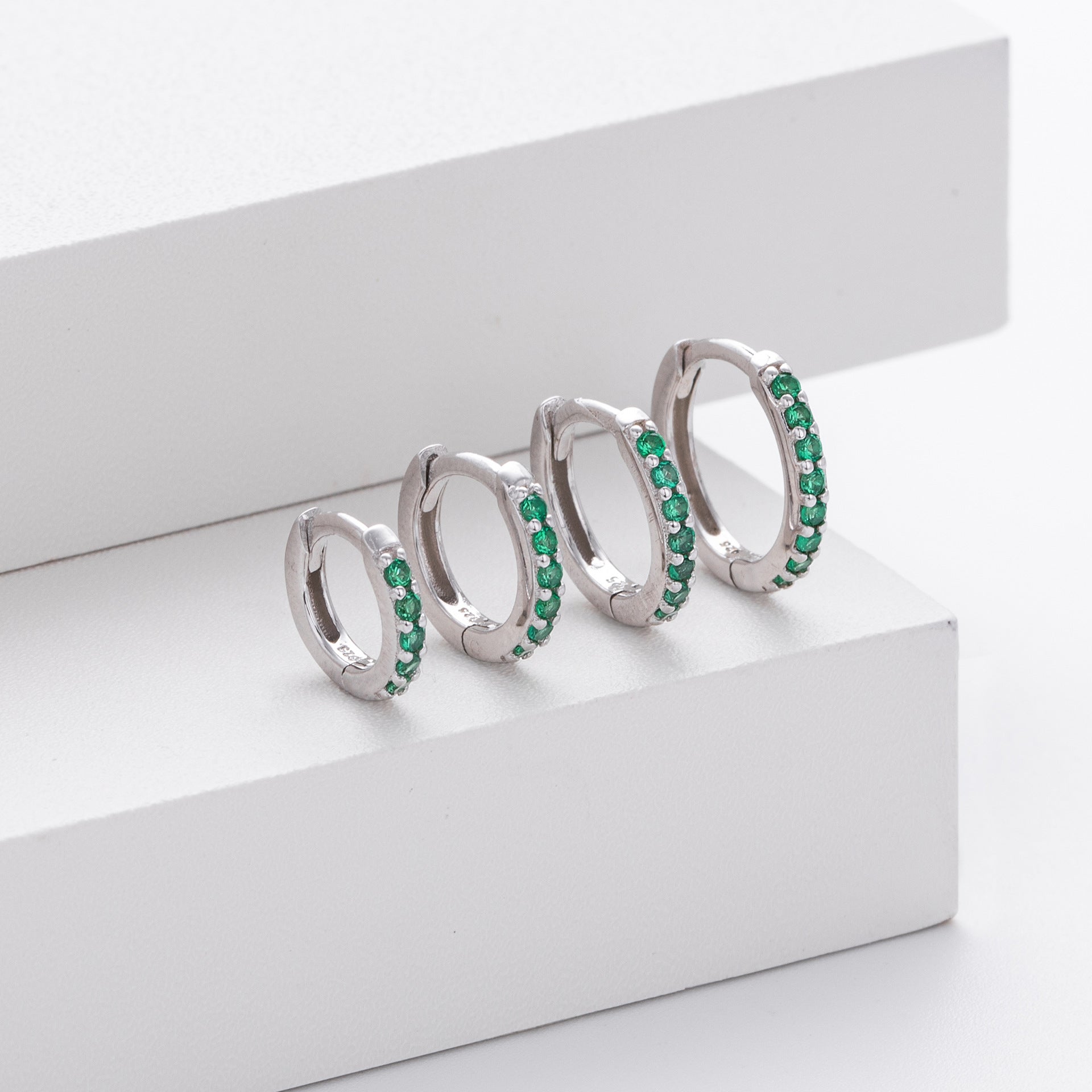 Damen Ohrcreolen mit funkelnden Zirkonsteinen aus hochwertigem 925 Sterling Silber Shop Nory