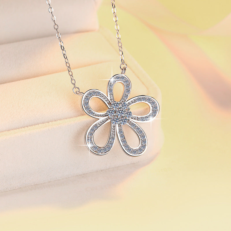 Damen Halskette mit filigranem Blumenanhänger und funkelnden Kristallen Shop Nory