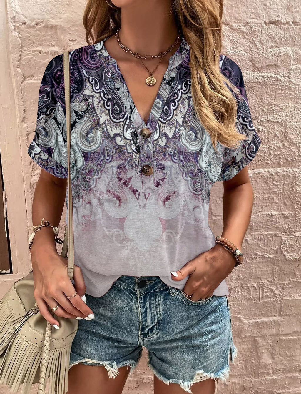 Damen Lässiges Kurzärmliges Blusenshirt mit Verspieltem Paisleymuster und Modernen Knopfdetails Shopnory