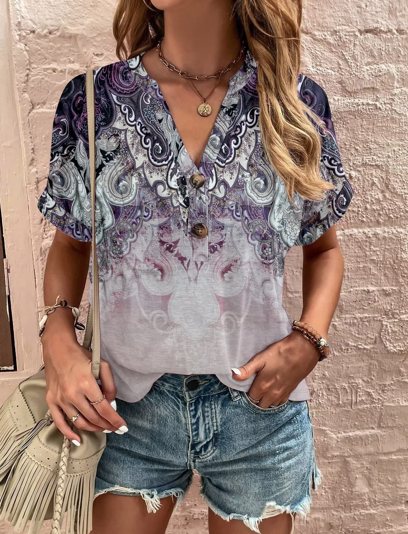 Damen Lässiges Kurzärmliges Blusenshirt mit Verspieltem Paisleymuster und Modernen Knopfdetails Shopnory