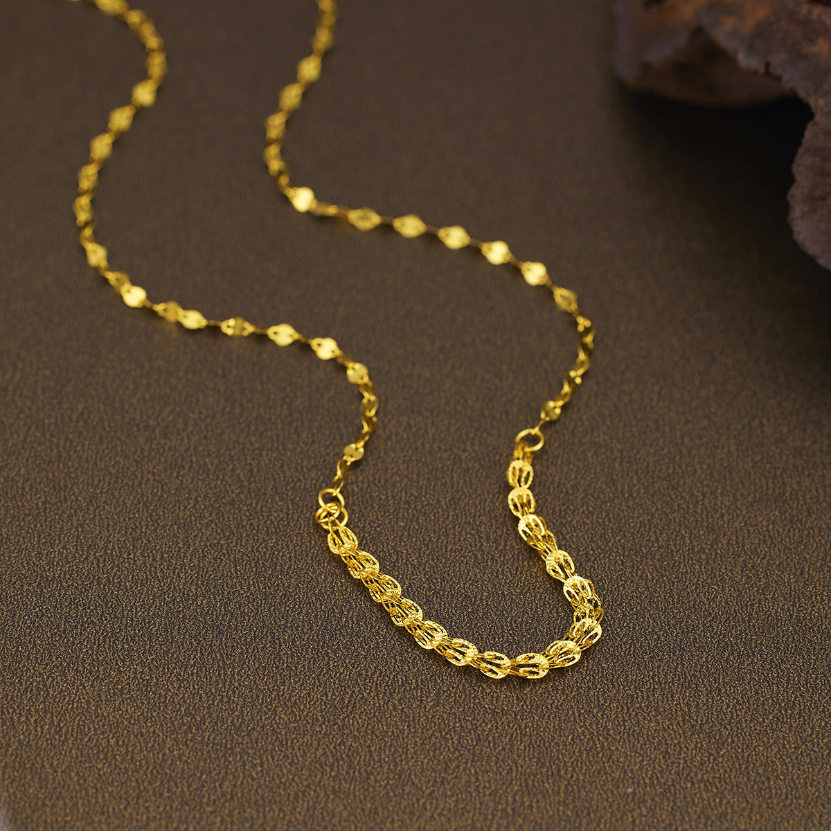 Damen Halskette aus filigranem, hochwertigem Metall mit strukturiertem Design Shop Nory