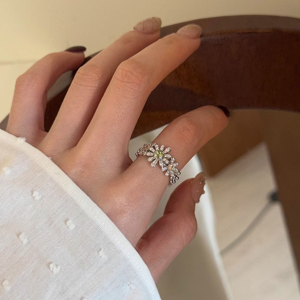 Damenring mit floralen Elementen und funkelndem Zirkonia Shop Nory