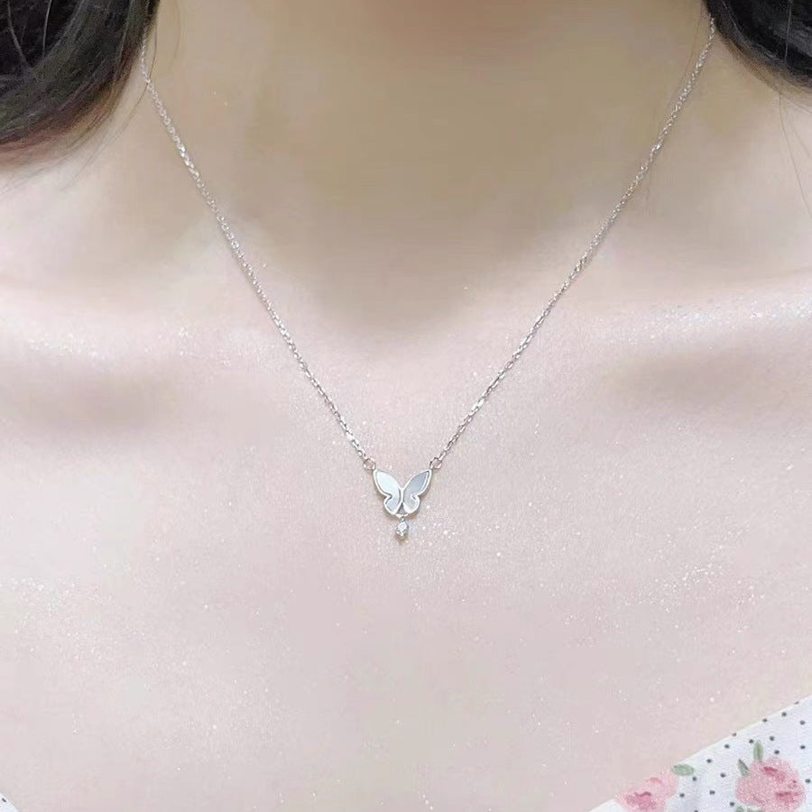 Damen Halskette mit kunstvollem Schmetterlingsanhänger und funkelndem Detail Shop Nory