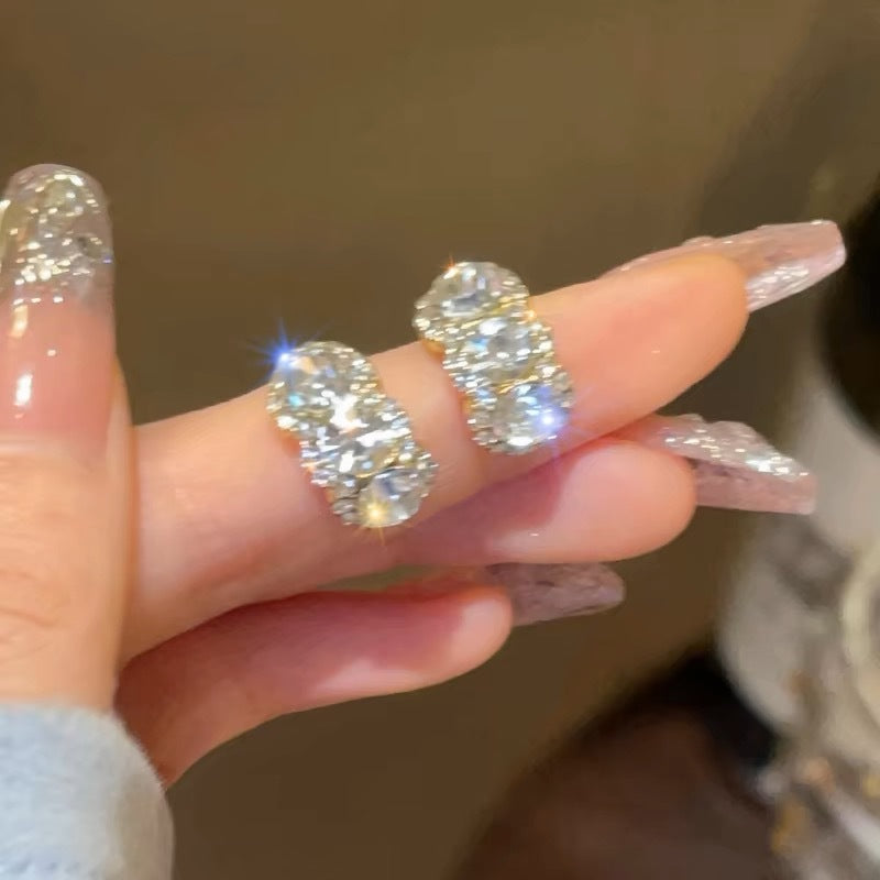 Damen Ohrstecker mit funkelndem Kristalldesign und zierlicher Umrandung Shop Nory
