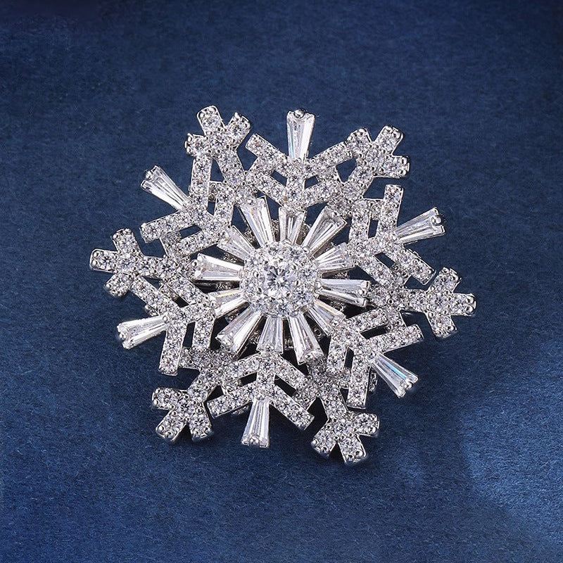 Elegante Kristallbrosche Im Schneeflocken-Design mit Tropfenförmigen Ziersteinen