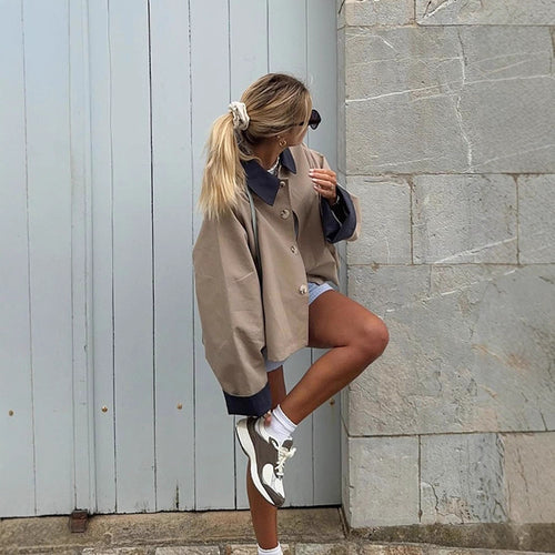 Damen Boxy-Übergangsjacke mit kontrastkragen, verdeckter Knopfleiste und verlängerten Ärmeln Shop Nory