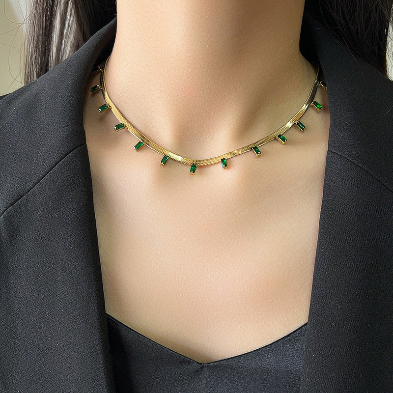 Damen elegante Halskette mit glitzernden Smaragd-Elementen und filigranem Kettendesign Shop Nory