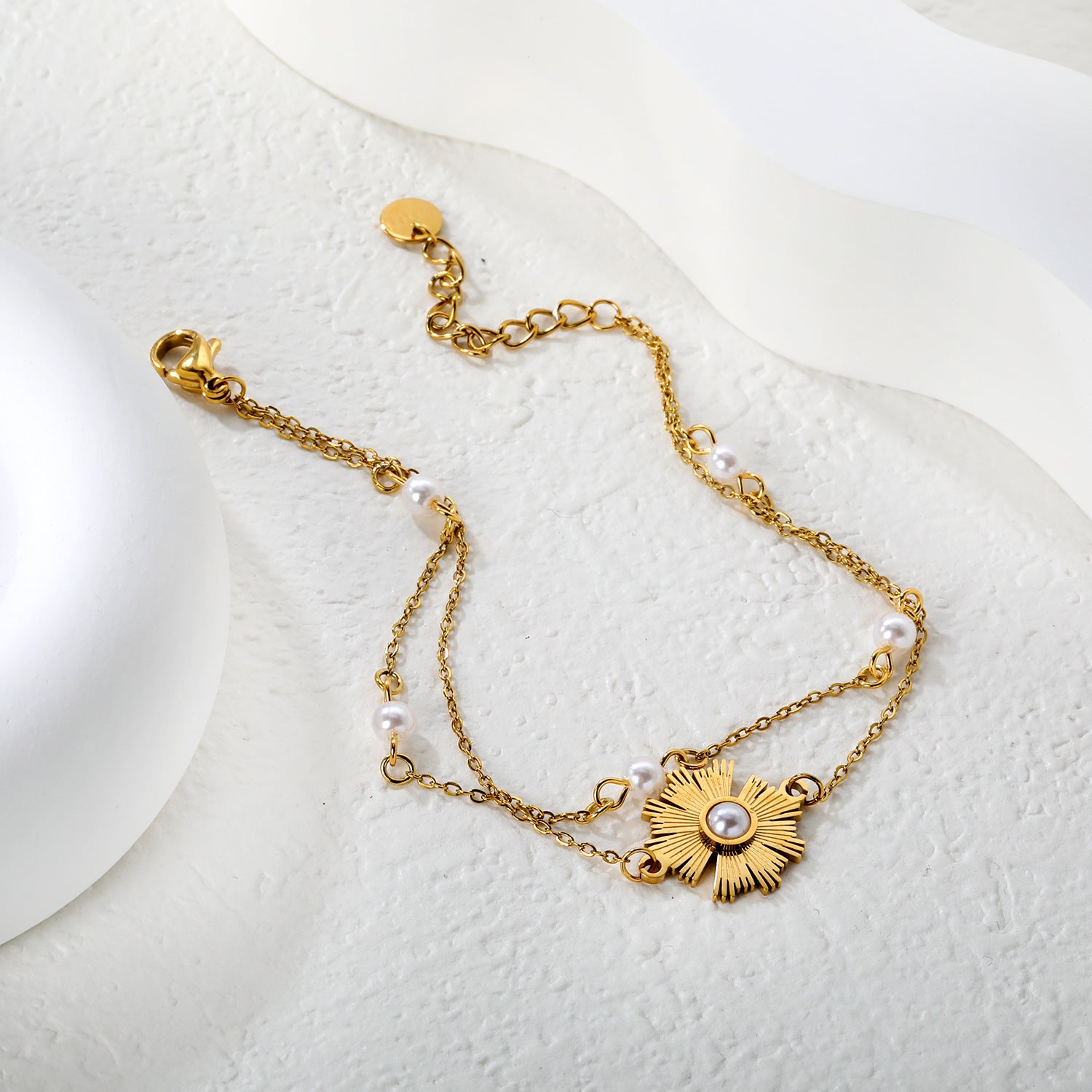 Damen Armband mit herzförmigen, bunten Kristallanhängern und goldplattiertem Design Shop Nory