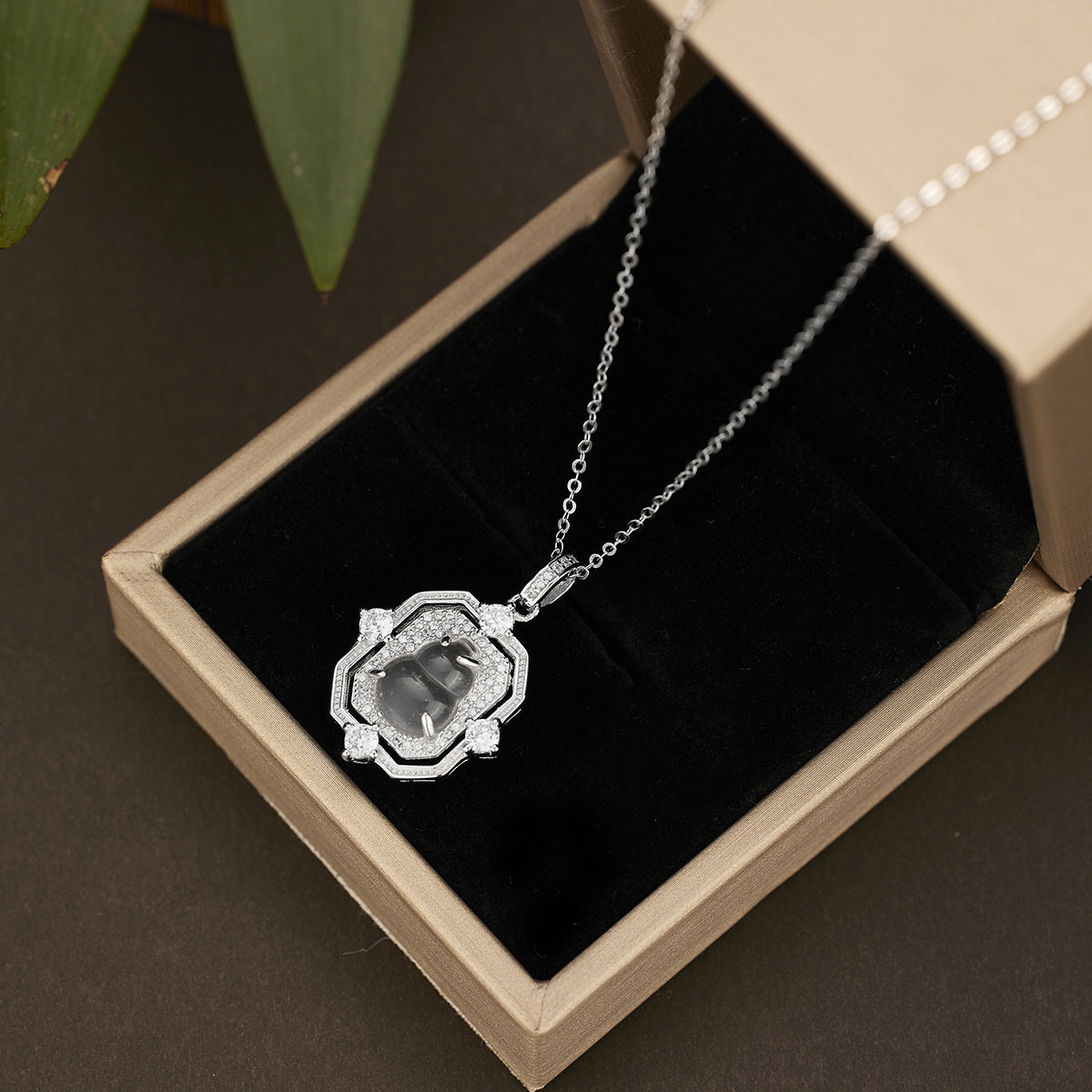 Damen elegante Halskette mit exquisitem Anhänger und funkelnden Zirkonia Shop Nory