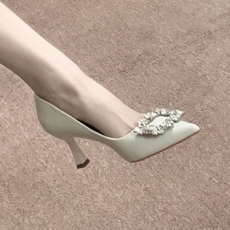 Damen Samt‑Mules mit spitzer Zehenpartie, funkelnder Kristallbrosche und schlankem Stiletto Shop Nory