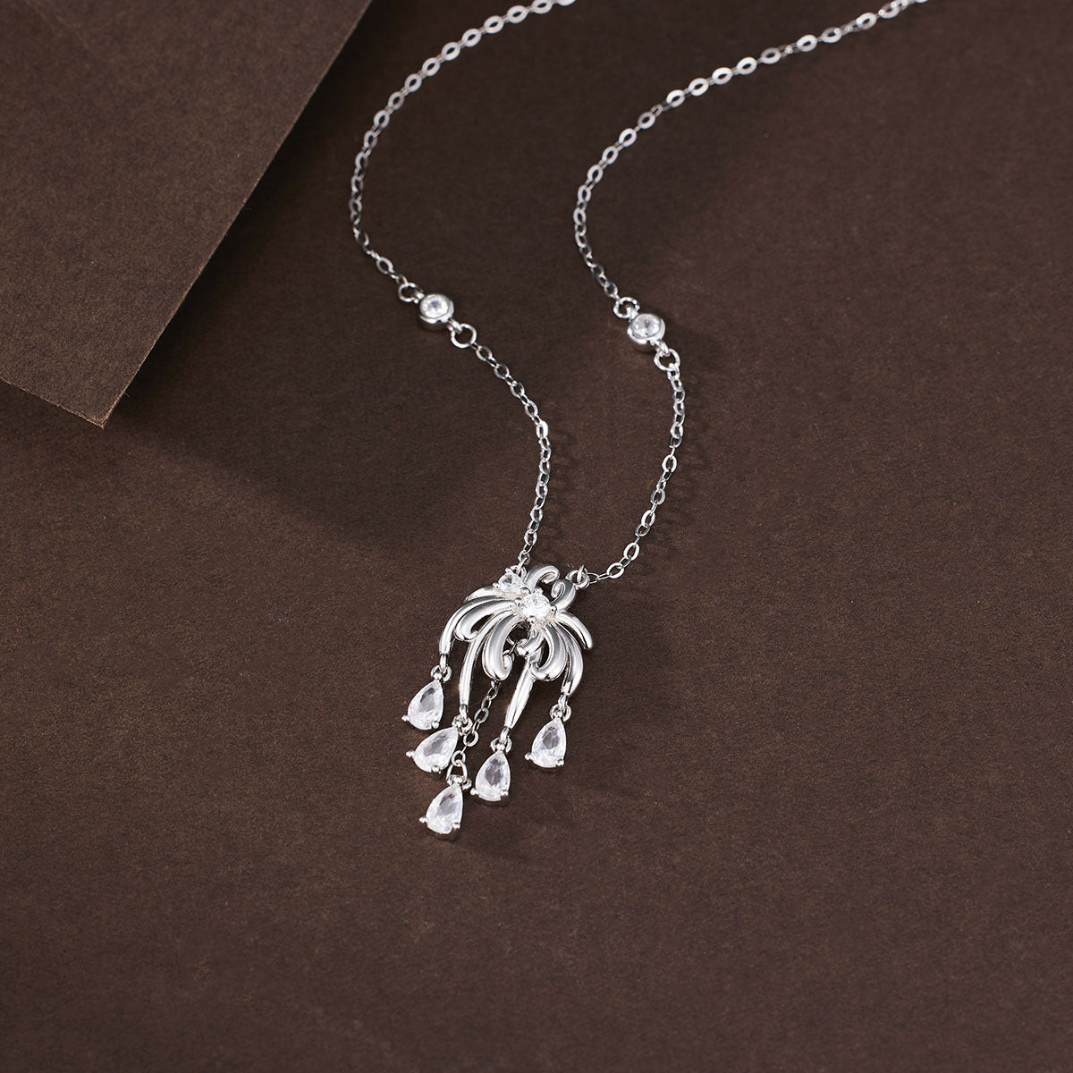 Damen elegante Kristallanhänger-Halskette mit kunstvollem Design Shop Nory