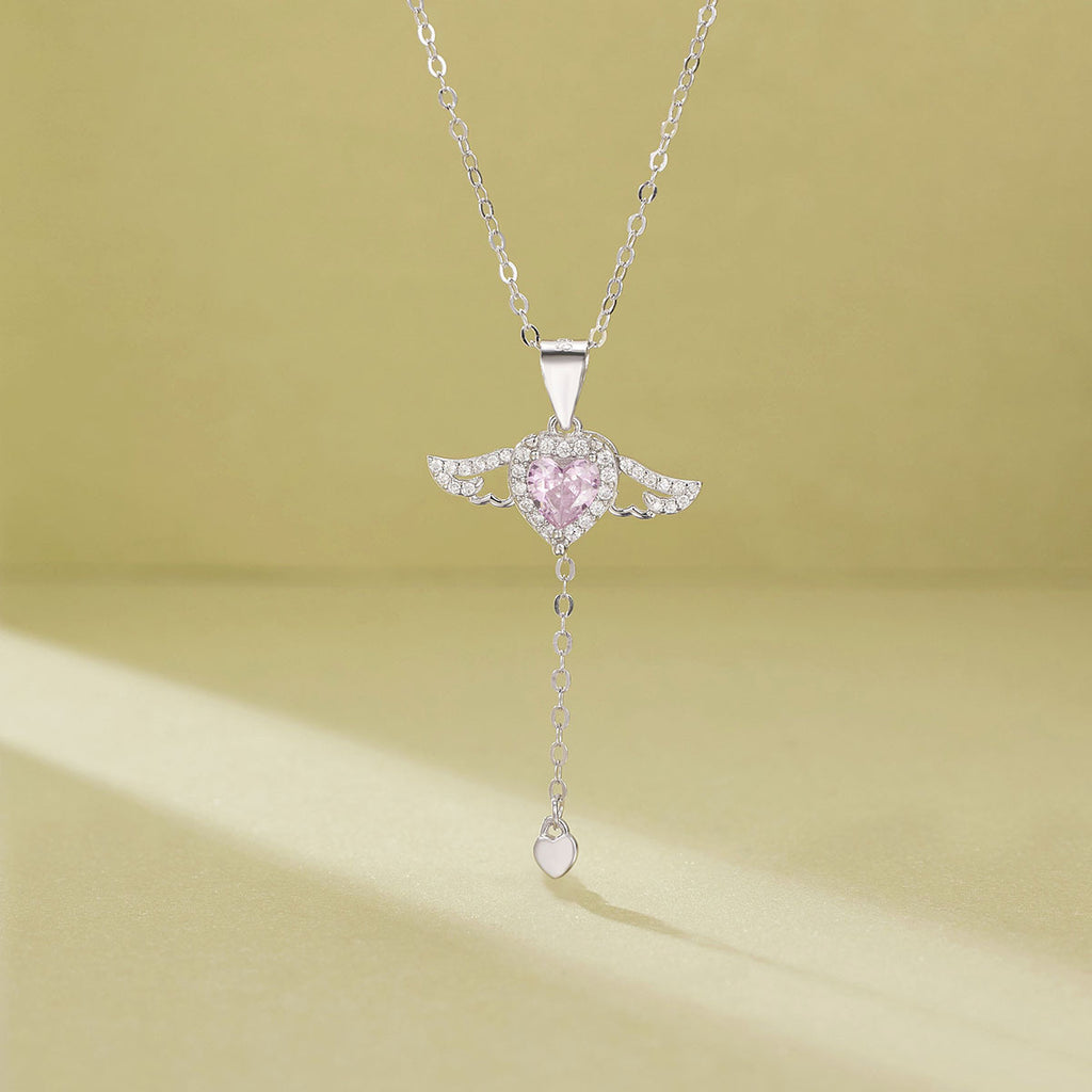 Damen Halskette mit herzförmigem Anhänger und filigranen Flügel-Details Shop Nory