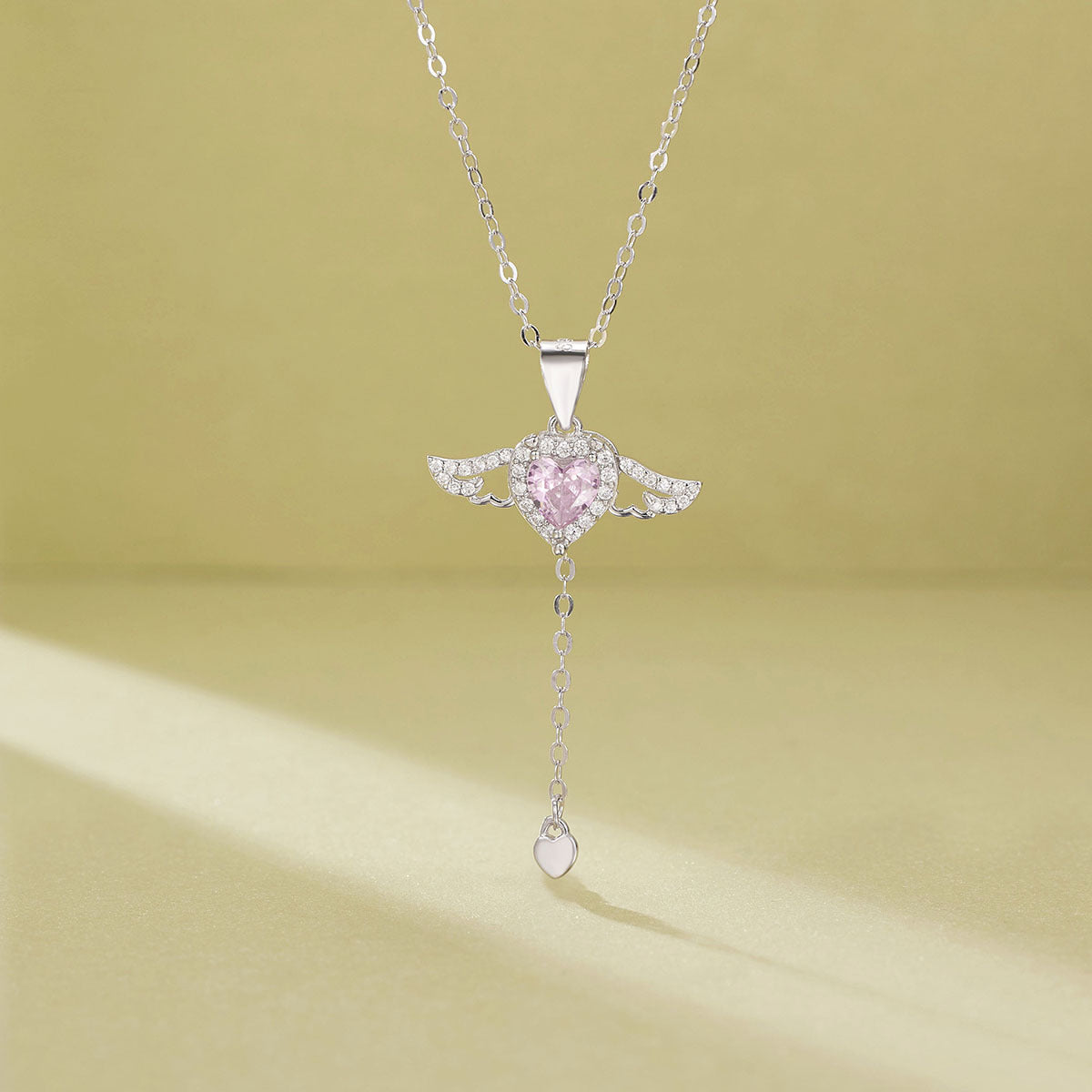 Damen Halskette mit herzförmigem Anhänger und filigranen Flügel-Details Shop Nory