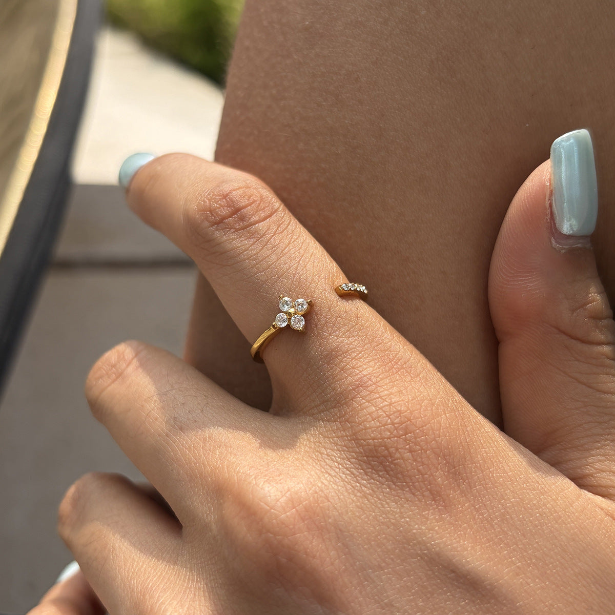 Damen Offener Ring mit floralem Design und funkelnden Zirkonia Shop Nory