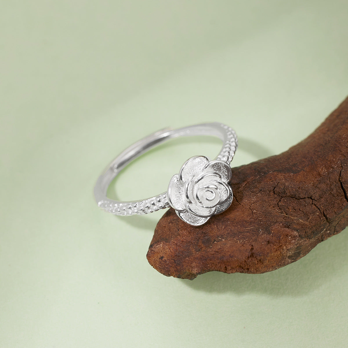 Damen Ring mit filigranem Rosenmotiv und strukturierter Oberfläche Shop Nory