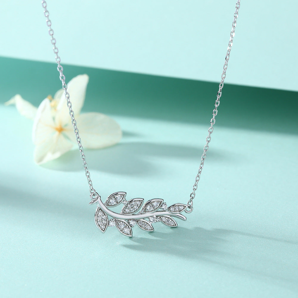 Damen Halskette mit elegantem Blattdesign und funkelnden Zirkonia Shop Nory