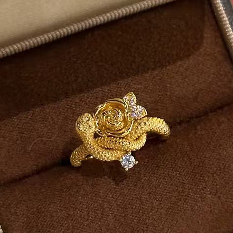 Damenring mit kunstvollem Rosendesign und funkelnden Zirkonia Shop Nory