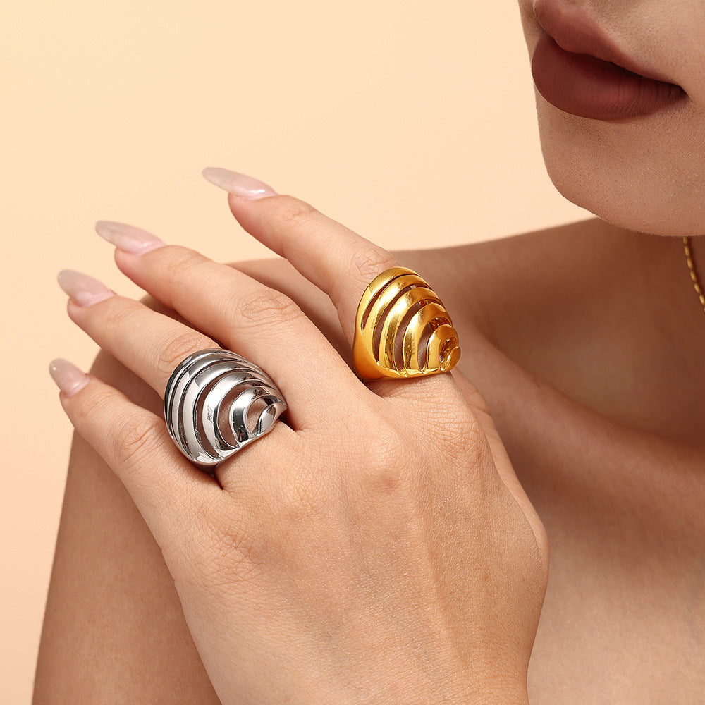 Damenring mit geometrischem Wellenmuster aus Titanstahl Shop Nory