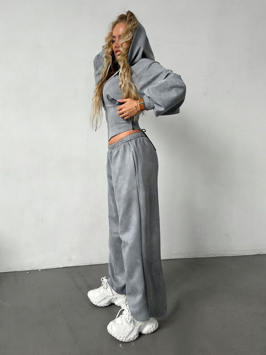 Damen sportliches Set aus cropped Kapuzenjacke und weiten Jogginghosen mit elastischem Bund Shopnory