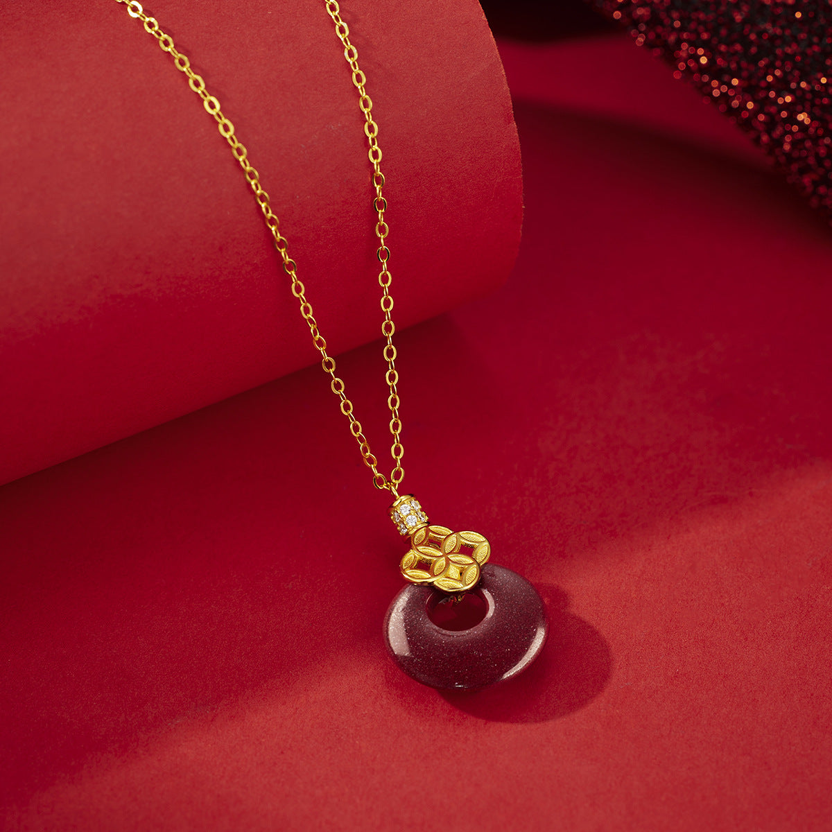 Damen Anhänger-Halskette mit funkelndem goldfarbenen Detail und rotem Edelstein Shop Nory