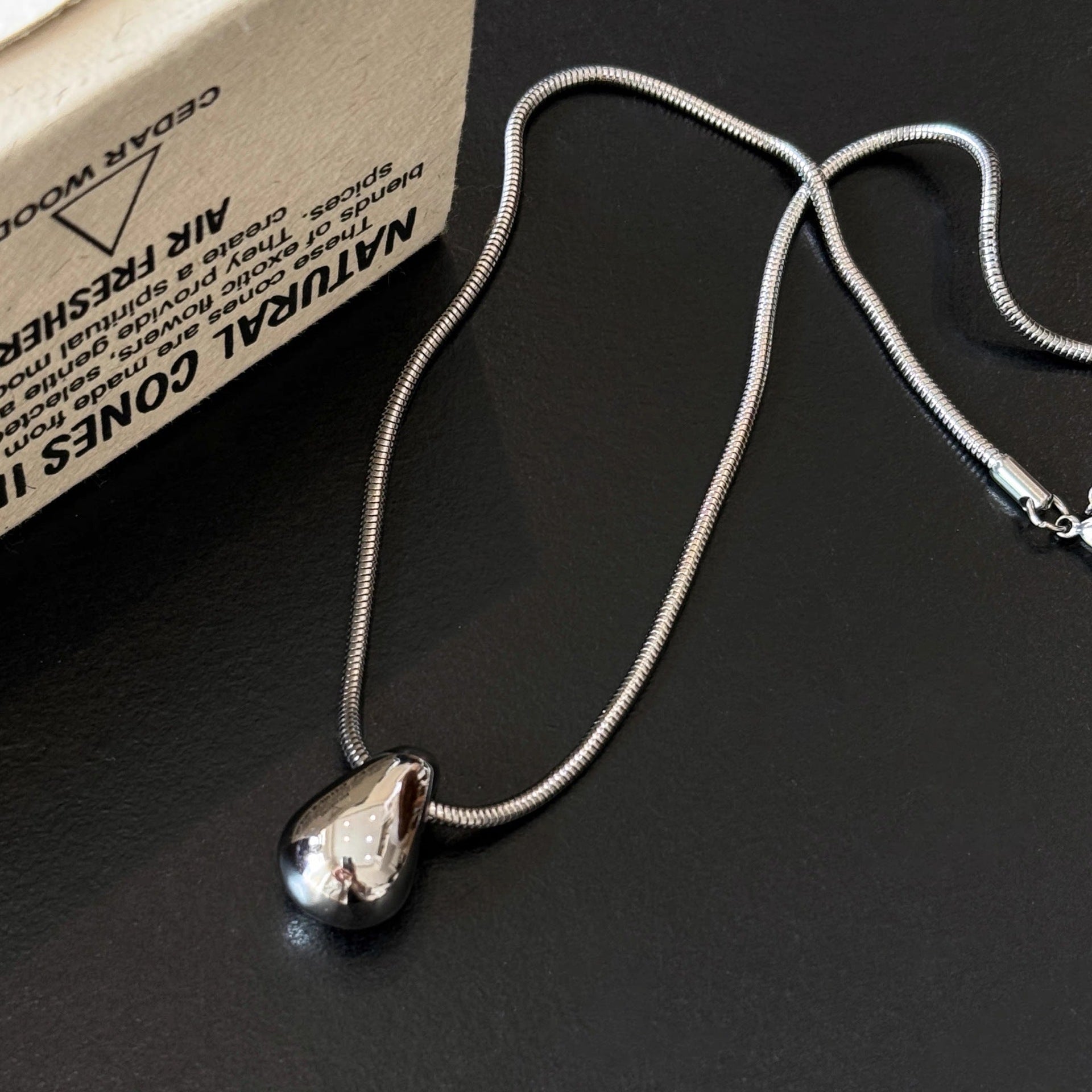 Damen Halskette mit tropfenförmigem Anhänger und elegantem Schliff Shop Nory