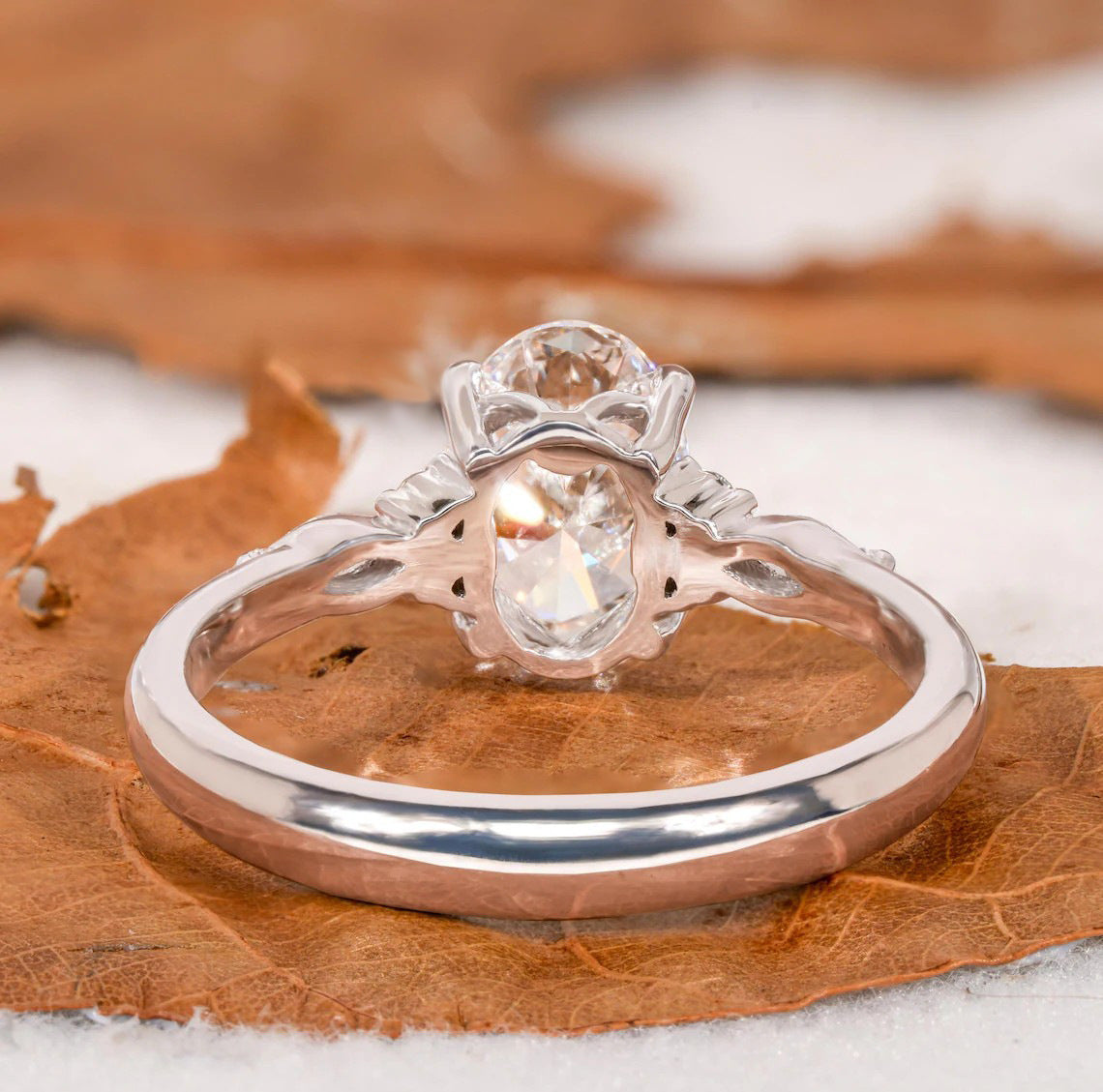 Damen eleganter Verlobungsring mit ovalem Diamanten und kunstvollen Zirkonia-Steinen Shop Nory