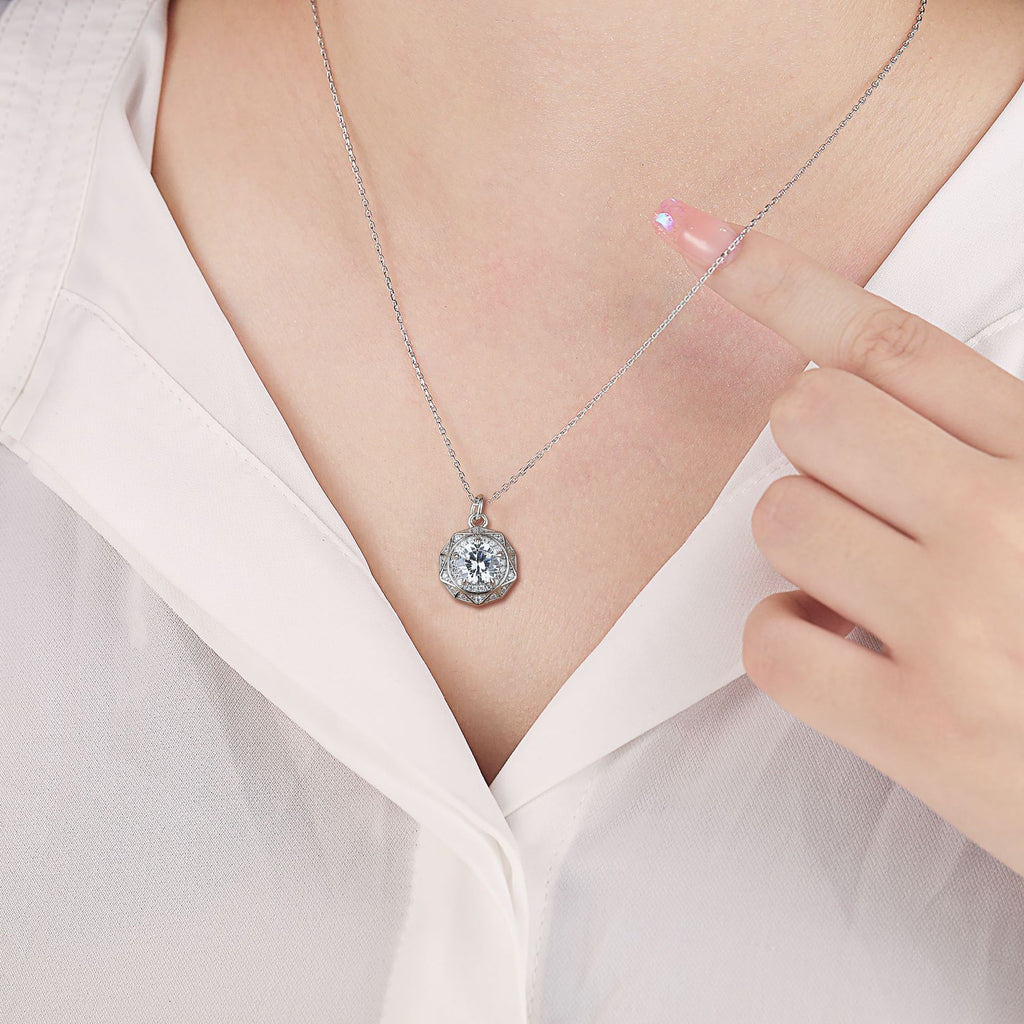 Damen Halskette mit kunstvollem Anhänger und funkelndem Zirkonia-Besatz Shop Nory
