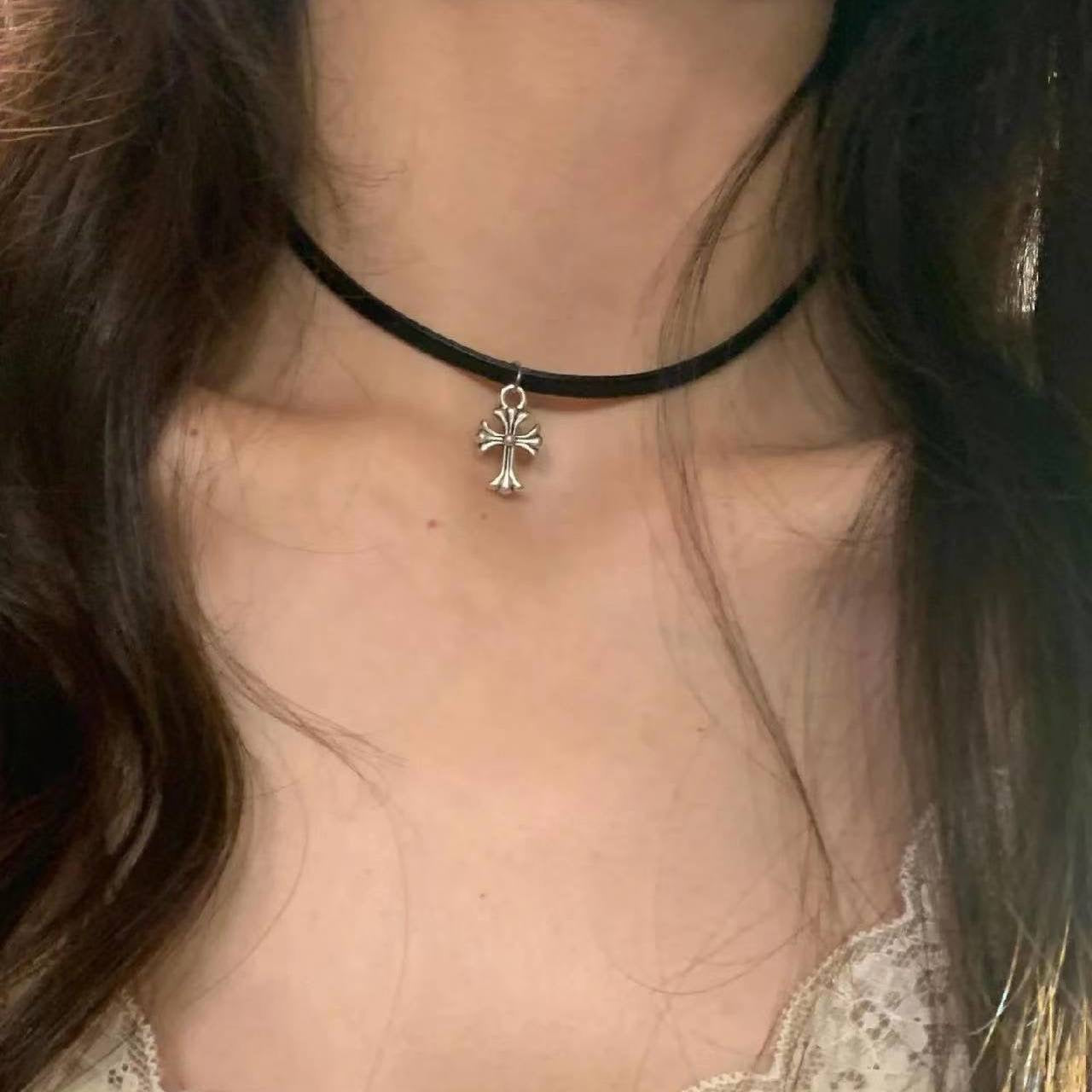 Damen Choker-Halskette mit kreuzförmigem Anhänger aus hochwertigem Edelstahl Shop Nory